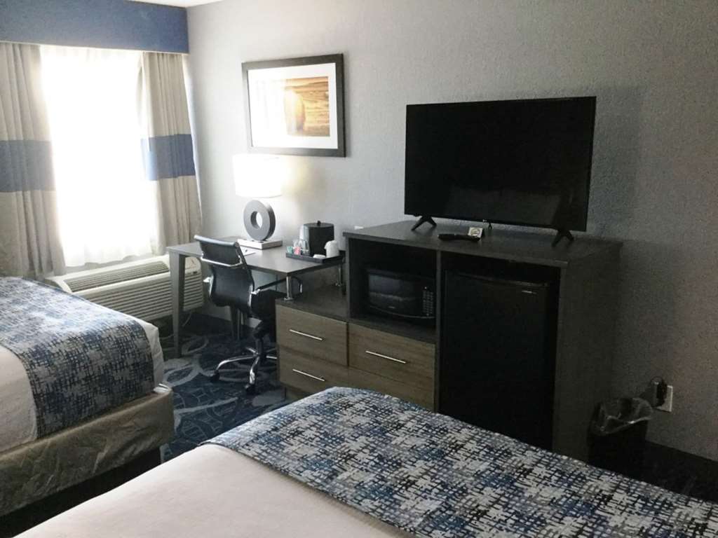 Baymont Inn & Suites Shawnee Room photo